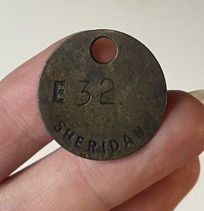 Antigua - Etiqueta de herramientas de equipaje de hotel Sheridan de latón del siglo XX E 32 - Imagen 1 de 5