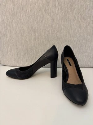 TAHARI Tacones Elroy Gamuza Imitación Cuero Reptil Bloque Bomba 7.5M Negro Almendra Puntera Foto 1 de 4