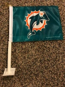 LOGOTIPO DE LOS DELFINES DE MIAMI con casco 11X14 bandera de coche superior GENUINO NFL vendedor de licencia de Estados Unidos - Imagen 1 de 3