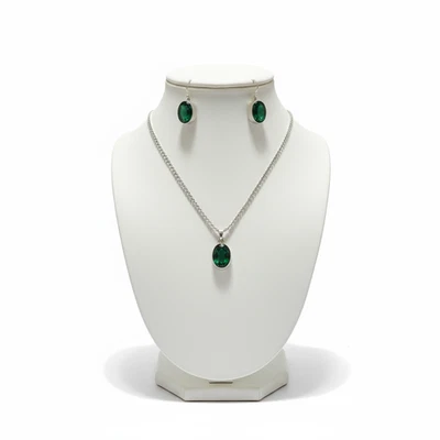 Elegante colgante y pendientes de piedras preciosas verde esmeralda | Joyería de plata de ley Foto 1 de 4