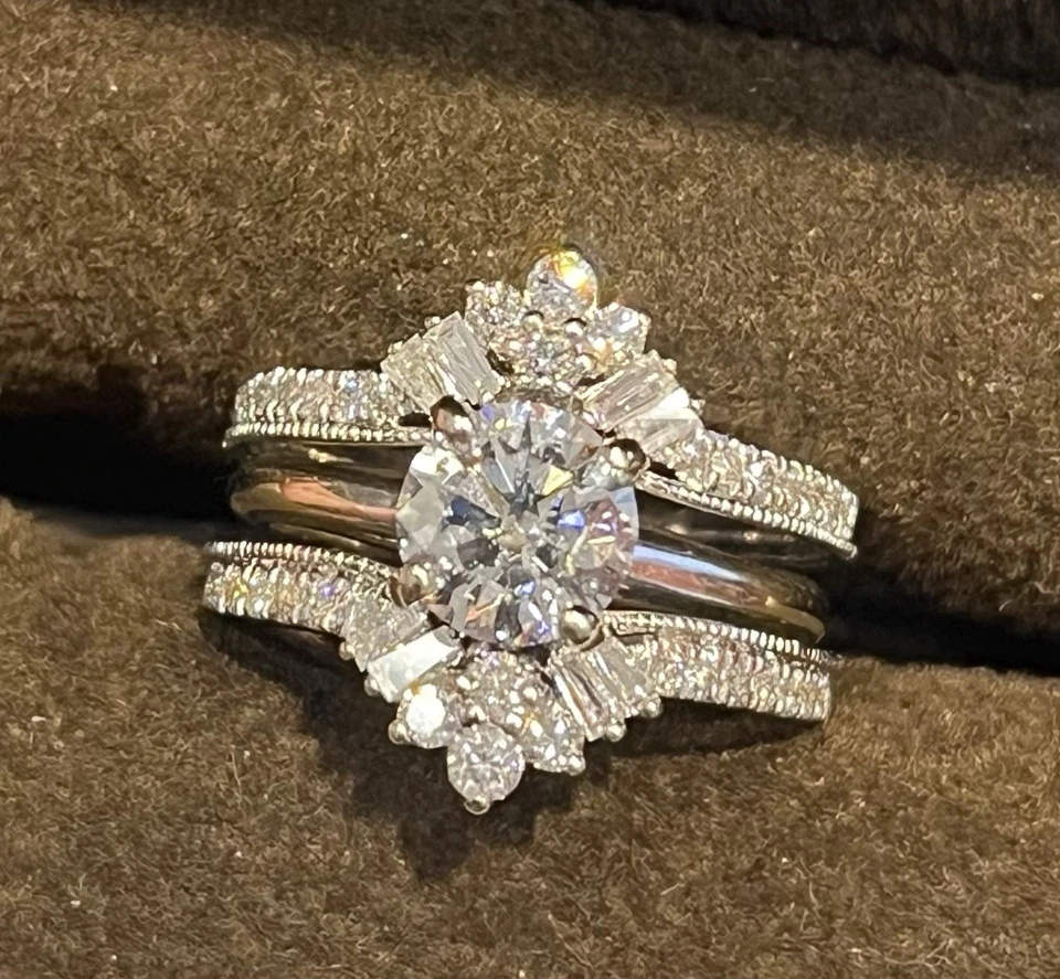 Anillo solitario de oro blanco de 14 quilates de 1,09 quilates cultivado en laboratorio con diamante natural potenciador de 1/2 Foto 1 de 4