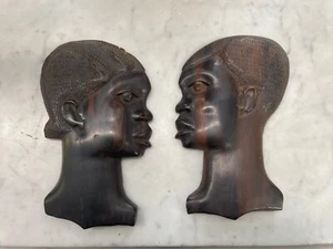 Par de placas de escultura de pared figurativas africanas de ébano Macassar - Imagen 1 de 8