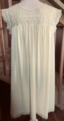 VANITY FAIR Camisón Amarillo Sedoso Nailon Bordado Corpiño y Borde Cuello Redondo M Foto 1 de 4