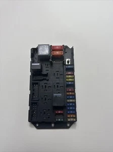 Land Rover Range Rover HSE 2006 - 2009 caja de fusibles trasera YQE500390 - Imagen 1 de 7
