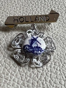 BROCHE/PIN INSIGNIA RECUERDO HOLANDA AZUL BLANCO MOLINO DE VIENTO AL CENTRO TONO PLATEADO - Imagen 1 de 4