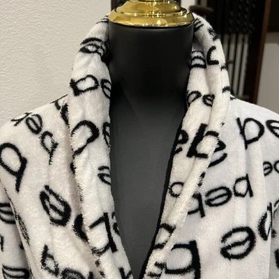 Ropa de dormir Bebe para mujer X-LARGE bata con logotipo deletreado negro blanco con cinturón Foto 1 de 4