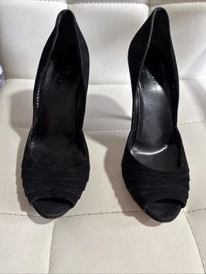 Tacones Gucci para mujer de gamuza negros con punta abierta ligeramente usados. US Talla 8. Sexy! ¡Classy! Foto 1 de 4