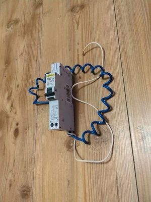 SQUARE D SQOR 32 AMP CURVE B 6kA 30mA RCBO TYPE AC SQOR 132B03 ,SENT FAST - Image 1 of 4