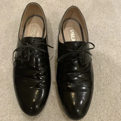 Zapatos planos Prada Oxford con cordones de charol negro talla 6 para mujer de colección Foto 1 de 4