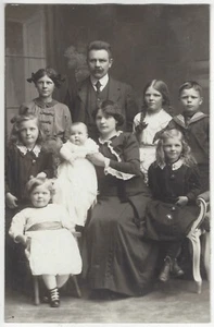 Studio ECHTFOTO schöner Familie 1910 - Eltern & SIEBEN Kinder - Postkarte - Bild 1 von 2