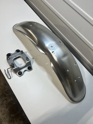 Guardabarros delantero de aleación de aluminio OEM 72 Honda SL350 K2 MotoSport con soporte 61100-340-000 Foto 1 de 4