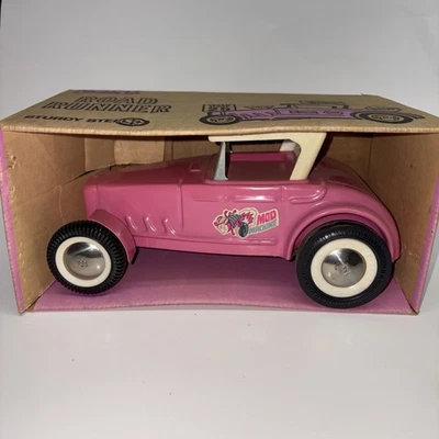Coche Hot Rod Road Runner de acero prensado Buddy L de la década de 1960 con CAJA - rosa Foto 1 de 4