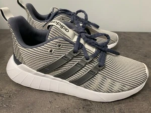 NEU Adidas Damen Größe 6,5,7 Questar Flow knöchelhoch Netz Sneaker grau EE9543 - Bild 1 von 7