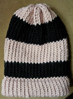 Gorro hecho a mano tejido rosa polvoriento y negro a rayas talla única para la mayoría de las mujeres Foto 1 de 2