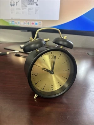 Reloj despertador estético dorado y negro decoración mesita de noche Foto 1 de 4