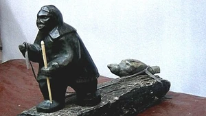 INUIT ALASKAN HARD STONE CARVED STATUE OF MAN DRAGING A HUNTED SEAL,SIGNED LUKE - Picture 1 of 8