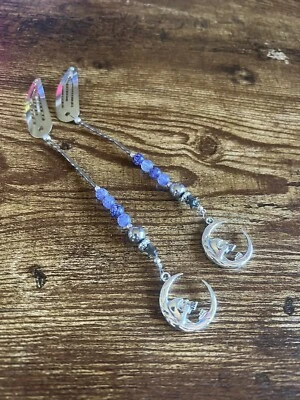 Pinzas para el cabello plateadas con cuentas y dijes de luna de calavera  Foto 1 de 4