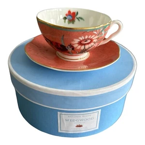 Wedgwood Paeonia Rouge Teetasse und Untertasse Set Oriental Bone China Neu Verpackt - Bild 1 von 12