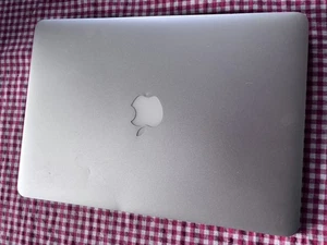 MacBook Air  13“, 7,2 A1466 i5-5250U, 4/128 GB Ram/SSD, 1440x900 Intel HD 6000 - Bild 1 von 7