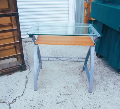 ESCRITORIO, ESCRITORIO DE COMPUTADORA CON TAPA DE VIDRIO, ÁREA DE TRABAJO COMPACTA Foto 1 de 4