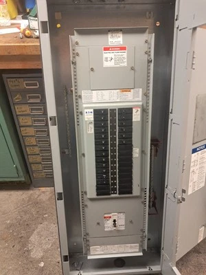 Panel Eaton - EZB2048R - Clasificación - 225 amperios pero actualmente tiene una principal trifásica de 100 amperios Foto 1 de 4