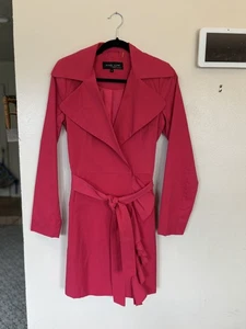 schwarzer Nieten Damen Hot Pink Regen Trenchcoat Gr. S Top Zustand - Bild 1 von 3