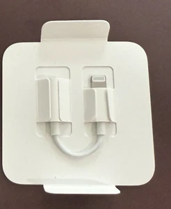 Apple Lightning to 3.5 mm Headphone Jack Adapter Original OEM iPhone 8+ X 11 12 - Photo 1 sur 3