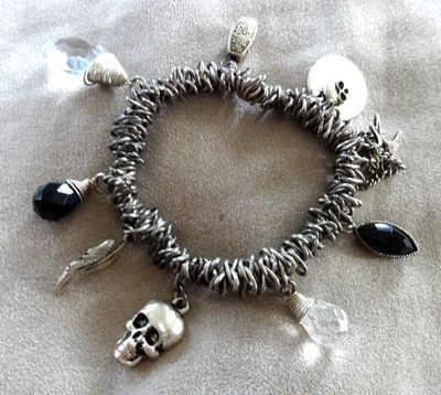 BRAZALETE ELÁSTICO TONO PLATA CALAVERAS NEGRO/CLARO ESTRÁS GÓTICO HALLOWEEN Foto 1 de 4