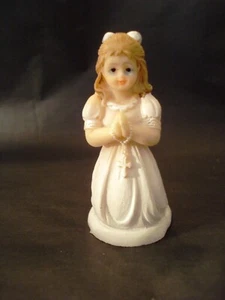 Tortenfigur Mädchen knieend u. betend, weißes Kleid 7cm - Topper f. Kommunion - Bild 1 von 4