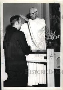 1969 Pressefoto Bischof Allen W. Schattschneider ordiniert seinen Sohn David A.