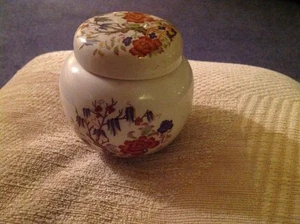 Sattler Topf mit Deckel - Blumenmuster - Bild 1 von 1