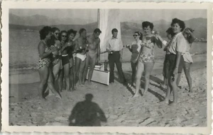 ALTES FOTO - VINTAGE SNAPSHOT - STRAND GETRÄNK APERITIF TRIKOT SCHATTEN SEGELBOOT - Bild 1 von 1