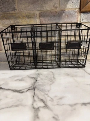 Черный металлический настенный или настольный трехсекционный органайзер с держателями этикеток - Изображение 1 из 4