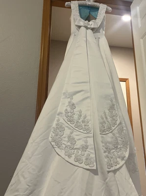 Elegant Wedding Dress White Bow train A Line Square Neckline Sleeveless    - Image 1 of 4