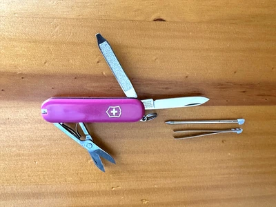 Navaja Suiza Victorinox Firma Original 58mm Fucsia Rara Retirada Foto 1 de 4