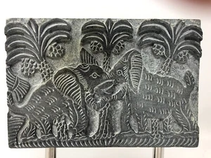 Elefanti bassorilievo intagliati a mano in pietra ollare - opera d'arte decorativa 6" x 7" - Foto 1 di 19