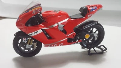 Casey Stoner. Ducati Desmo16 GP7. Desmosedici MotoGP 2007. Minichamps 1/12 - Image 1 of 4