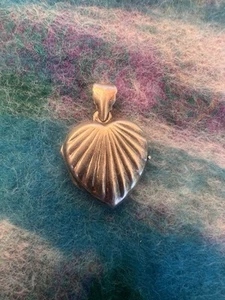 VINTAGE HANDMADE SCALLOPED HEART STERLING SILVER 925 KEEPSAKE LOCKET/PENDANT - Picture 1 of 7