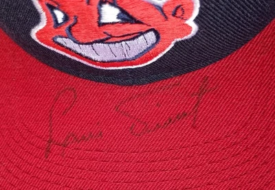 Sombrero autografiado por Luis Tiant de los Indios de Cleveland Foto 1 de 2