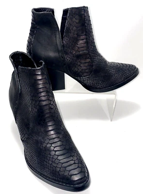 Laura Marano por Bota Western Slip on Estampa Animal 7.5 Preta B129*O - Imagem 1 de 4