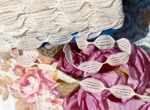 Mercerie ancienne, ANCIENNE DENTELLE aux FUSEAUX/ GALON cache points XIXe, 4,50m - Picture 1 of 7