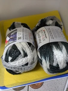 Red Heart Boutique Sashay Garn 2 Knäuel, grau schwarz-weiß dezent metallic - Bild 1 von 1