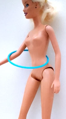 B193 - BARBIE 80s hula hop in plastica blu - Immagine 1 di 2