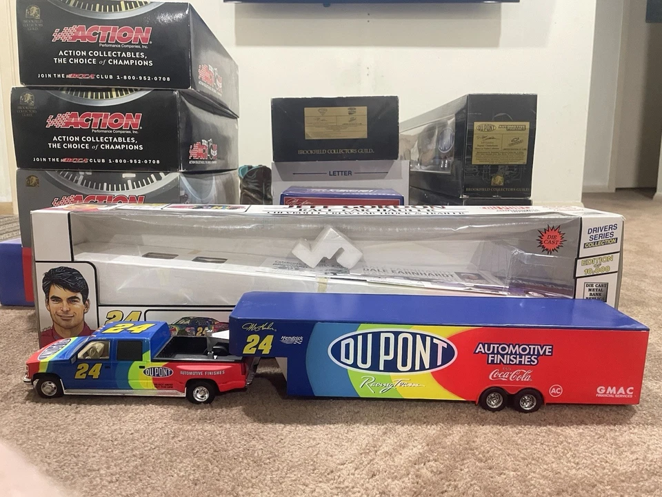 Camión de exhibición doble DuPont 1:24 Jeff Gordon Foto 1 de 1