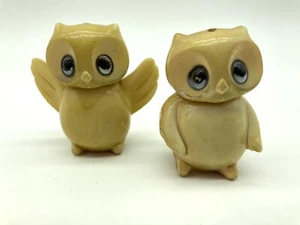 2 minifiguras de plástico vintage de búho en miniatura de mediados de siglo ~ Hong Kong - Imagen 1 de 10