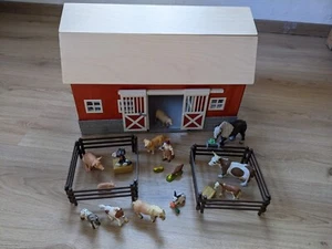 Bauernhof / große Scheune aus Holz v. Schleich + Tiere + Bäuerin + Zaun, Zubehör - Bild 1 von 12