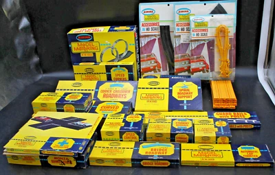 Lote de 10 libras de accesorios de pista de montaje y bloqueo de coche ranura AURORA HO de los años 60 en caja Foto 1 de 4