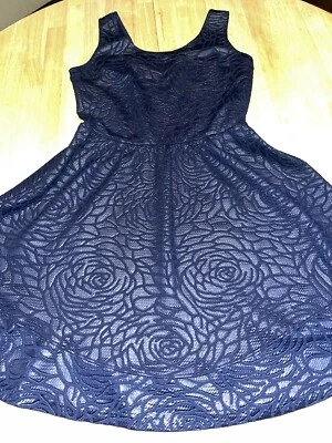 Nuevo con etiquetas Vestido Saks Fifth Avenue Etiqueta Roja Texturizado Floral Ajuste y Acampanado Azul Marino Mediano Foto 1 de 4