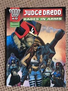 2000AD Judge Dredd Babes In Arms Garth Ennis John Wagner Greg Staples - Foto 1 di 6