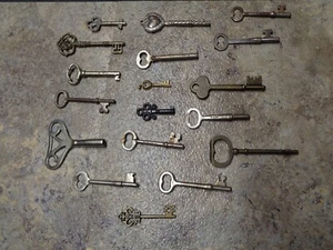 Posten 18 verschiedene zufällige antike/vintage/moderne Skelett Typ Schlüssel - Bild 1 von 4